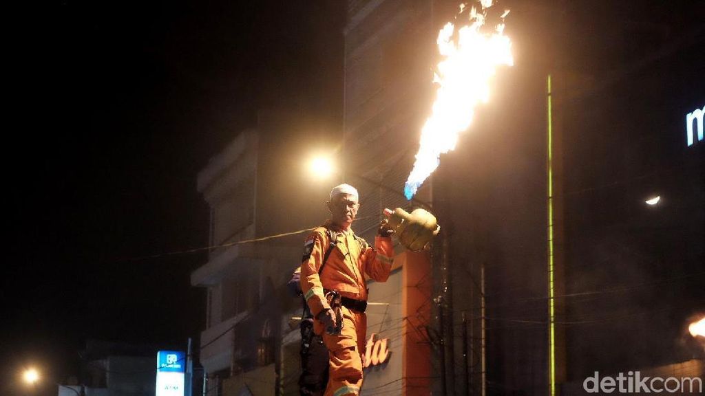 Aksi Petugas Damkar Karawang Mainkan Api Sambut 1 Muharram
