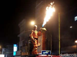 Aksi Petugas Damkar Karawang Mainkan Api Sambut 1 Muharram