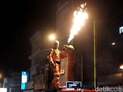 Aksi Petugas Damkar Karawang Mainkan Api Sambut 1 Muharram