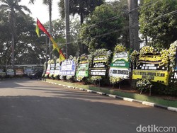 Jokowi-Prabowo Kirim Karangan Bunga Dukacita ke Cikeas