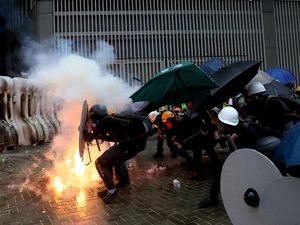 Akhir Pekan di Hong Kong Diwarnai Gas Air Mata Hingga Bom Molotov