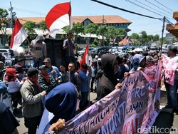 Ratusan Warga Melanesia Demo 120 Anggota DPRD Jatim yang Baru