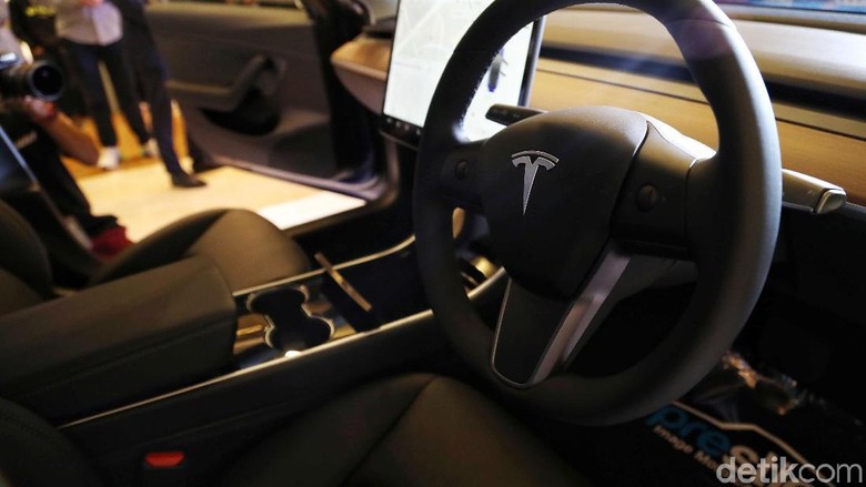 Prestige Motorcars kembali memperkenalkan line up kendaraan ramah lingkungannya. Kali ini mobil yang dibawa oleh importir umum tersebut adalah Tesla Model 3.
