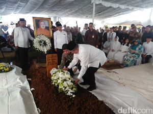 Pemakaman Jenazah Ibunda SBY di TPU Tanah Kusir Berlangsung Khidmat