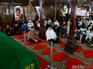 Keluarga Hingga Kerabat Melayat ke Rumah Duka Ibunda SBY