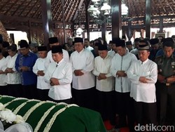 Jenazah Ibunda SBY Disalatkan di Pendopo Cikeas
