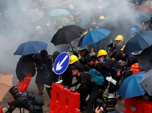 Polisi Tembakkan Gas Air Mata ke Demonstran di Depan Parlemen Hong Kong