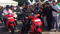 Pagi-pagi, Luhut dan Budi Karya Tancap Gas Naik Motor Listrik
