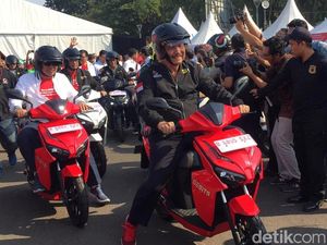 Pagi-pagi, Luhut dan Budi Karya Tancap Gas Naik Motor Listrik