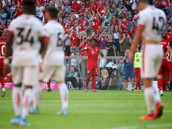 Pada menit akhir babak pertama, tuan rumah berhasil berbalik memimpin. Tendangan bebas David Alaba meluncur deras ke gawang Mainz tanpa mampu dihadang oleh Florian Muller. Skor 2-1 untuk Bayern menutup laga di babak pertama.
