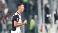 Babak kedua digelar, Juventus sempat di atas angin pada menit ke-62. Ronaldo mencetak gol ketiga Si Nyonya Tua. Menyambut umpan tarik Douglas Costa dari kiri, sepakan Ronaldo mengirim bola ke pojok kanan gawang Napoli. Skor menjadi 3-0 untuk keunggulan tuan rumah.