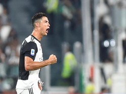 Babak kedua digelar, Juventus sempat di atas angin pada menit ke-62. Ronaldo mencetak gol ketiga Si Nyonya Tua. Menyambut umpan tarik Douglas Costa dari kiri, sepakan Ronaldo mengirim bola ke pojok kanan gawang Napoli. Skor menjadi 3-0 untuk keunggulan tuan rumah.