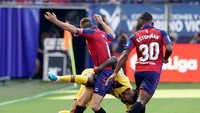 Osasuna langsung memimpin saat laga baru berjalan tujuh menit. Roberto Torres yang mencetak gol.