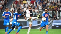 Terus menekan, Danilo membuka keunggulan Juventus di menit ke-16. Lewat serangan balik cepat, bek yang baru didatangkan itu bisa meneruskan umpan tarik Douglas Costa dari sisi kanan. Tiga menit berselang, Juventus menambah keunggulan lewat aksi Gonzalo Higuain.