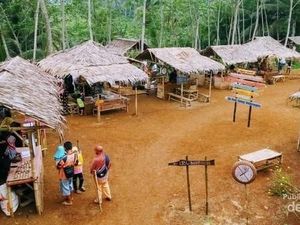 Pasar Kekinian di Banjarnegara Bayarnya Pakai Koin Kayu