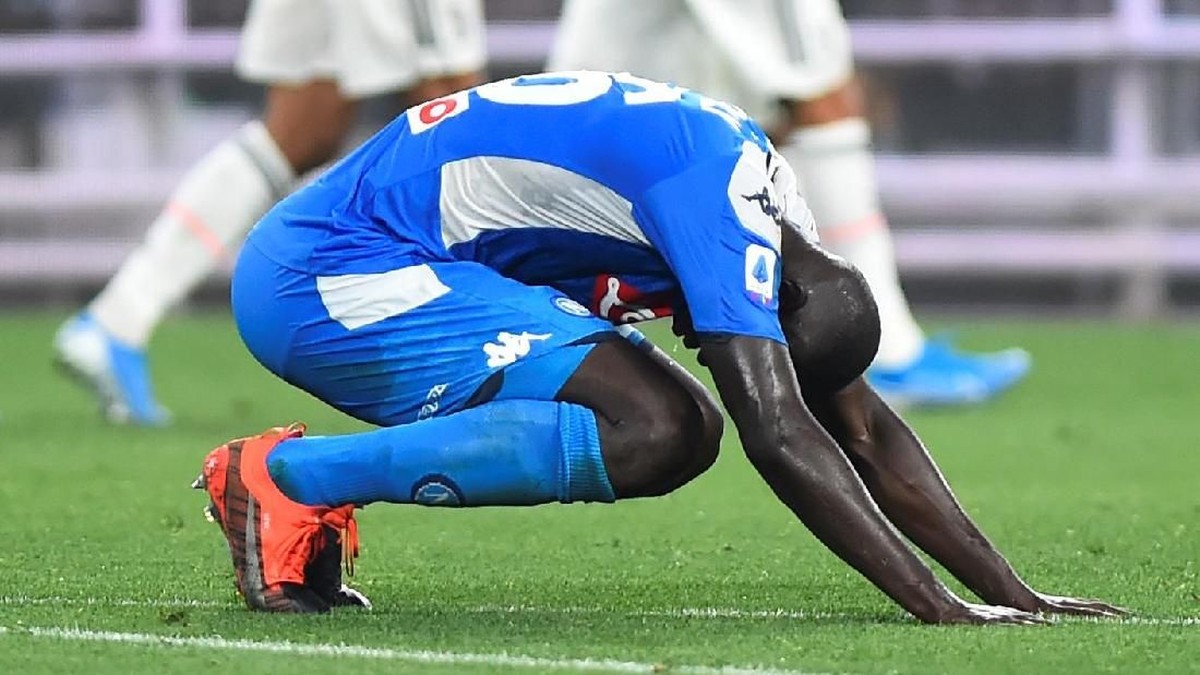 Kalidou Koulibaly tertunduk usai membobol gawang sendiri di laga Juventus vs Napoli. (REUTERS/Massimo Pinca)