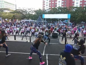 CFD Makassar, Emak-emak Zumba Bareng di Pantai Losari CFD Makassar, Emak-emak Zumba Bareng di Pantai Losari