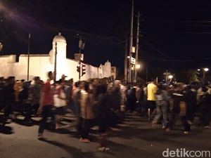 Ribuan warga Ikuti Ritual Mubeng Beteng Keraton Yogyakarta Ribuan warga Ikuti Ritual Mubeng Beteng Keraton Yogyakarta