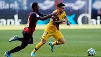 Tertinggal, Barcelona cukup kesulitan membalasnya. Pertahanan rapat Osasuna membuat lini serang tim tamu tak mampu mengancam.