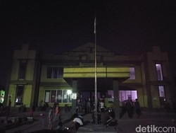 Tak Ada Listrik, Pencari Suaka Gelap-gelapan di Kalideres Malam Ini