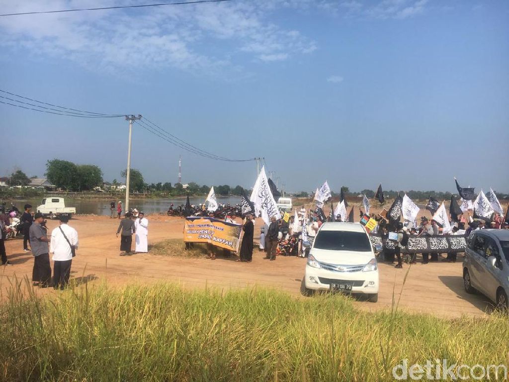 Polisi Bubarkan Kirab Bendera yang Diikuti Eks Anggota HTI di Babel Polisi Bubarkan Kirab Bendera yang Diikuti Eks Anggota HTI di Babel