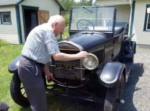 Cinta Seorang Kakek Rawat Mobilnya Selama 70 Tahun