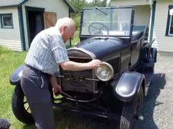 Cinta Seorang Kakek Rawat Mobilnya Selama 70 Tahun