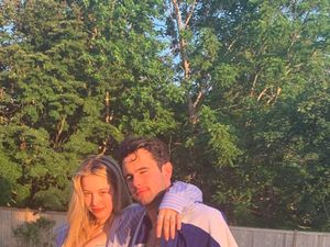 Putri Cantik Steve Jobs Pamer Kemesraan dengan Pacarnya