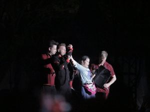 Bikin Iri! Perempuan Ini Diajak Manggung Westlife di Semarang Bikin Iri! Perempuan Ini Diajak Manggung Westlife di Semarang