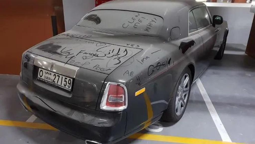Sayang Banget! Mobil Sekelas Rolls-Royce Dicuekin di Dubai