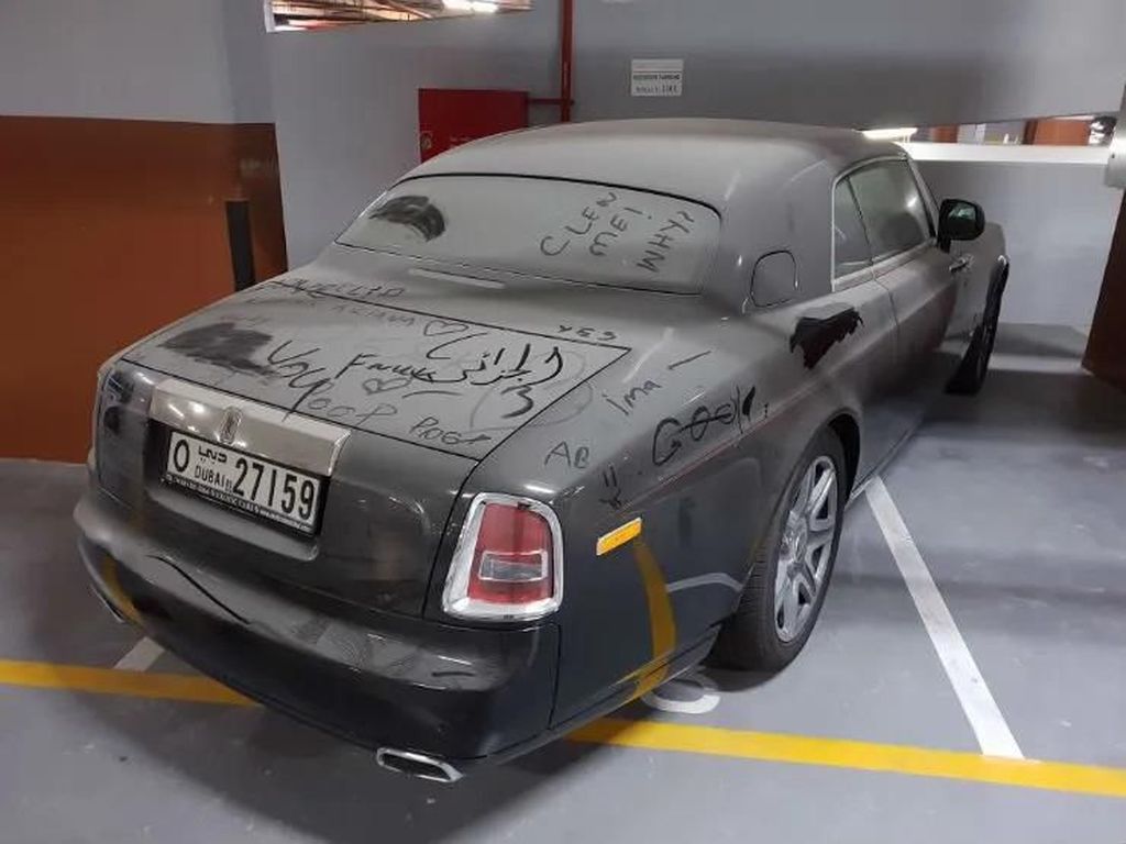Mobil Mewah yang Terbengkalai di Dubai Mobil Mewah yang Terbengkalai di Dubai