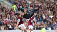 Liverpool setelahnya lebih banyak menguasai bola tapi masih kesulitan untuk membongkar pertahanan Burnley. Pada menit ke-25, sundulan Roberto Firmino meneruskan crossing Salah bisa diamankan Pope. Reuters/Carl Recine.