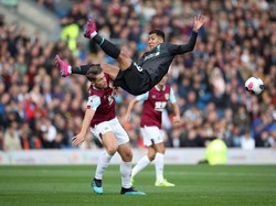 Liverpool setelahnya lebih banyak menguasai bola tapi masih kesulitan untuk membongkar pertahanan Burnley. Pada menit ke-25, sundulan Roberto Firmino meneruskan crossing Salah bisa diamankan Pope. Reuters/Carl Recine.