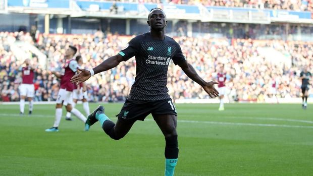 Sadio Mane marah-marah di bangku cadangan karena tidak dioper bola oleh Mohamed Salah.