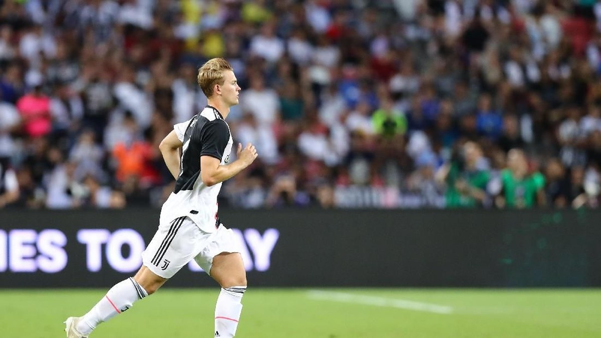 Matthijs de Ligt melakoni debut buruk bersama Juventus saat hadapi Napoli (Pakawich Damrongkiattisak/Getty Images)