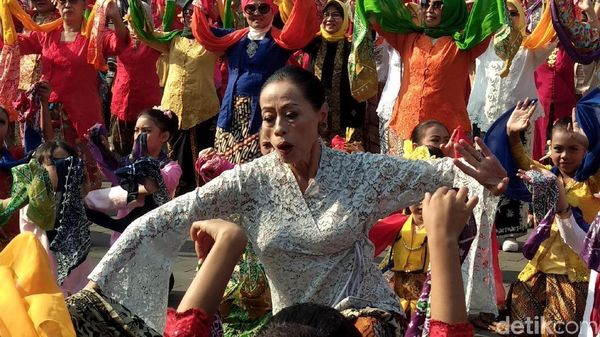 700 Perempuan Menari Kolosal Ketuk Tilu di Gedung Sate