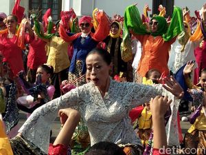 700 Perempuan Menari Kolosal Ketuk Tilu di Gedung Sate 700 Perempuan Menari Kolosal Ketuk Tilu di Gedung Sate