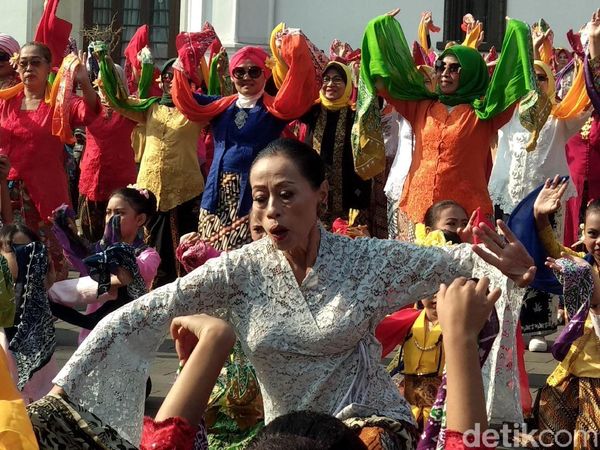 700 Perempuan Menari Kolosal Ketuk Tilu di Gedung Sate