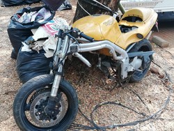 Motor Tua Tak Utuh Bertebaran di Senayan