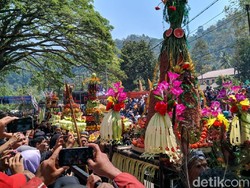 Warga Ponorogo Larung Sesaji di Telaga Ngebel Sebagai Pertanda 1 Suro