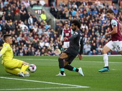 Tiga menit berselang, giliran Liverpool yang mengancam lewat sepakan Mohamad Salah yang menerima umpan Sadio Mane. Tapi, bola sepakannya cuma menerpa tiang gawang usai sedikit menyentuh jari Nick Pope. Reuters/Carl Recine.