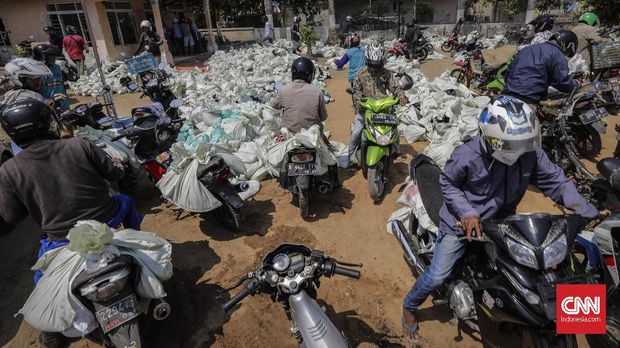'Balapan Ojek Limbah' Warga Karawang Usai Kebocoran Minyak