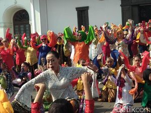 700 Perempuan Lintas Generasi Kompak Menari Ketuk Tilu di Gedung Sate 700 Perempuan Lintas Generasi Kompak Menari Ketuk Tilu di Gedung Sate