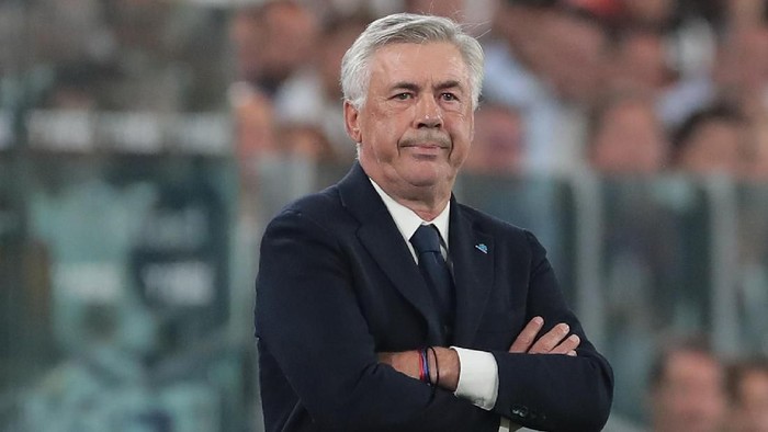 TURIN, ITALY - AUGUST 31:  SSC Napoli coach Carlo Ancelotti looks on during the Serie A match between Juventus and SSC Napoli at Allianz Stadium on August 31, 2019 in Turin, Italy.  (Photo by Emilio Andreoli/Getty Images )