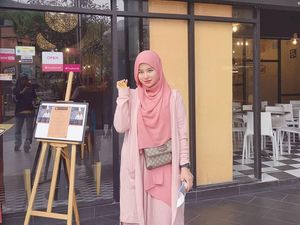 Cerita Viral Wanita Puji Driver Ojol yang Sabar Menunggunya Salat di Rumput