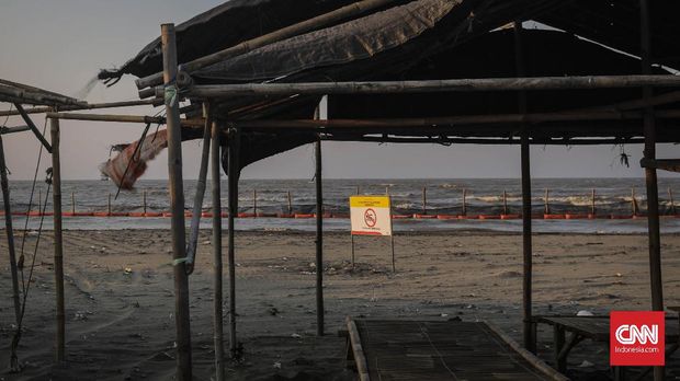 Suasana Pantai Sedari yang minim pengunjung paska tumpahan minyak mentah Pertamina di Laut Karawang.