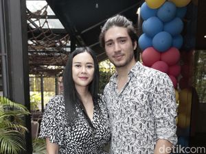 Aura Kasih Jelaskan Alasan Suami Belum Pulang ke Indonesia Aura Kasih Jelaskan Alasan Suami Belum Pulang ke Indonesia