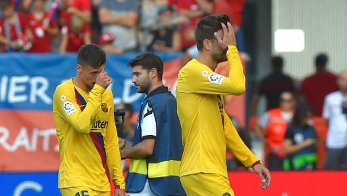 Clement Lenglet dan Gerard Pique termenung usai Barcelona ditahan Osasuna di pekan ketiga Liga Spanyol 2019/2020. (Foto: ANDER GILLENEA / AFP)