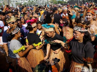 Menari dan Bernyanyi Bareng Masyarakat Papua di CFD