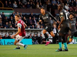 iawali kesalahan Ben Mee dalam mengoper bola, Firmino merebut dan menggiring hingga dekat kotak penalti. Dia lantas menyodorkan kepada Mane yang bebas mengarahkan bola ke tiang jauh gawang Pope. REUTERS/Phil Noble.